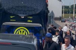 开云APP-米体：只有一名球迷为国米接机，他自嘲“我是唯一的白痴”