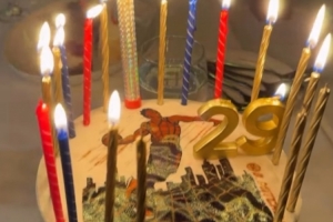 开云-祝我生日快乐！米切尔晒自己蜘蛛侠造型的生日蛋糕