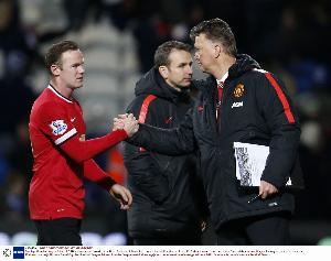 开云体育下载-老头挺幽默鲁尼：范加尔第一次见我妻子科琳就说我基因很强